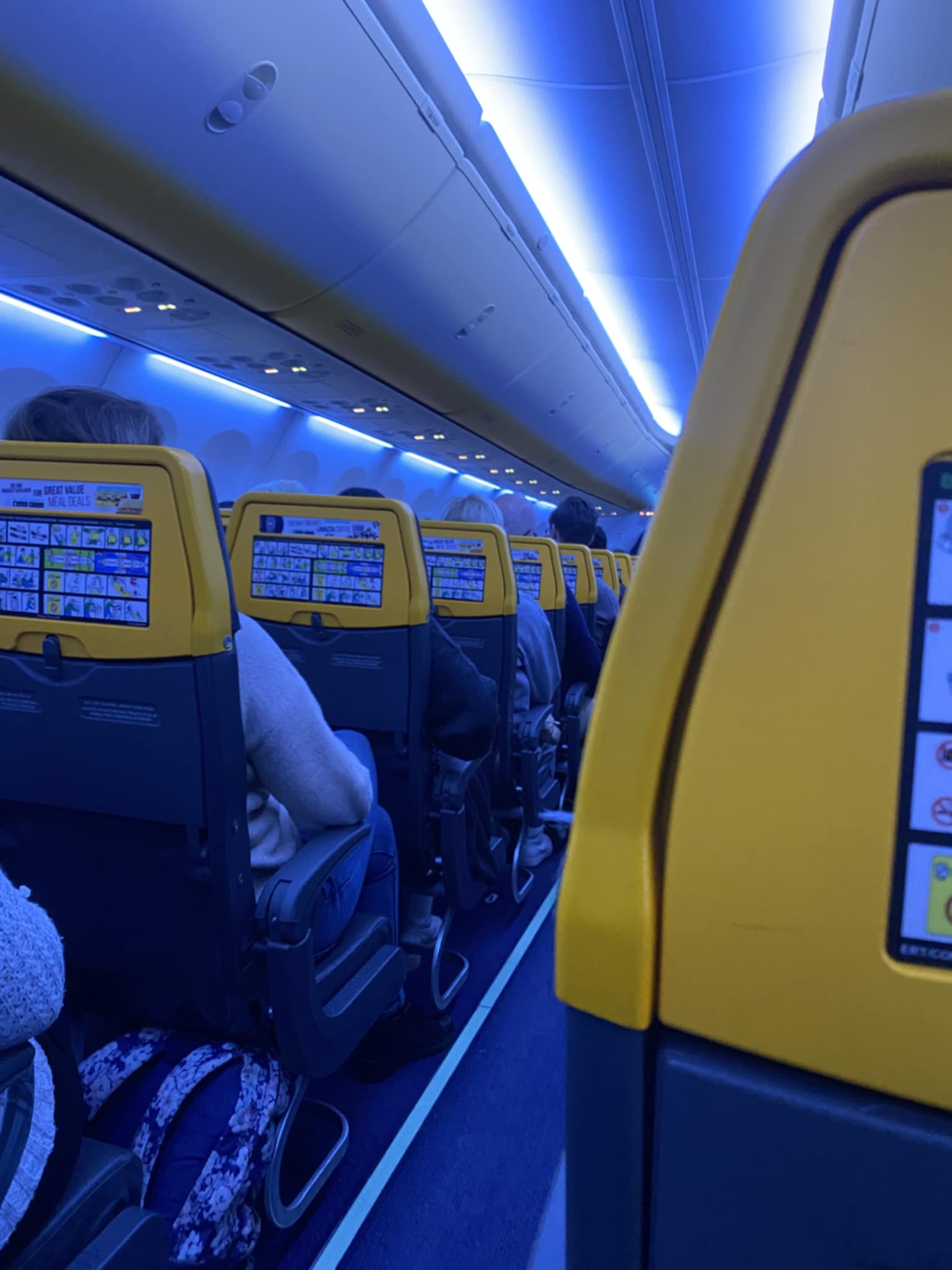 Neonowe znaki w języku chińskim świecące na ciemnym tle